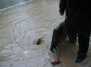 Le moindre orage inonde les villes L'ENTRETIEN DES AVALOIRS DES VOIRIES FAIT DEFAUT