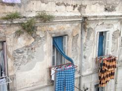 عائلات تقطن عمارة بشبه أساسات في باب الوادي فيما تقف البلدية موقف المتفرج