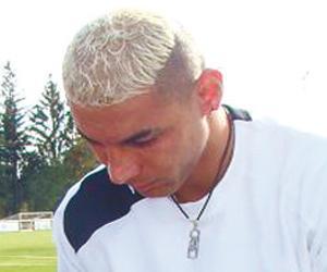 تسريحة شاوشي وغزال ..‬‮ وشم مبولحي و أقراط زياني تلهب الشارع الجزائري الشروق تستطلع الظواهر الطريفة و الغريبة في معسكر الخضر