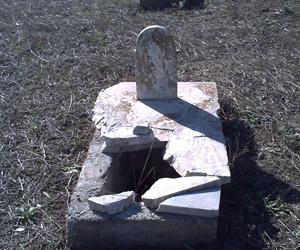 انتهاك وتدنيس صارخ للمقبرة العتيقة بالقصر القديم في بشار تحوّلت إلى مفرغة للقمامات وزجاجات الخمر