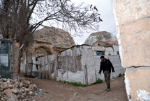 La mort en sursis pour 36 familles à Mostaganem VIVANT DANS UN VESTIGE DU COLONIALISME AU MILIEU DES SERPENTS ET DES TOMBES !