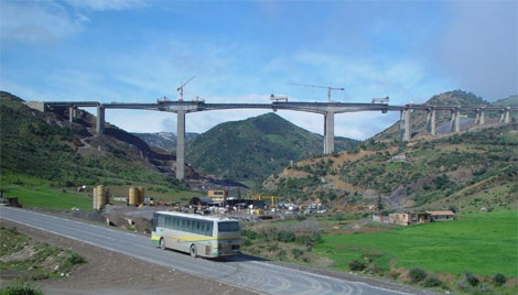 سكان قرية عين شريكي بالبويرة يغلقون الطريق السيار