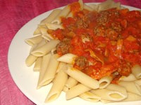 Penne à la sauce tomate et viande hachée