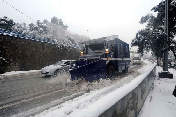 La mobilisation générale décrétée Routes obstruées par la neige, coupures du courant électrique et manque de bonbonnes de gaz butane