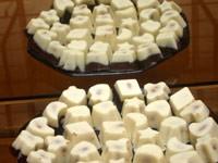 Moulage de chocolats fourrés (noir et blanc)