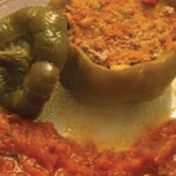 Poivrons farçis sur un lit de sauce tomage et oignon