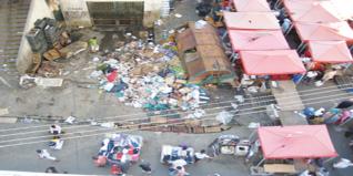 Des habitants d'un bidonville manifestent et coupent la route à Bab El Oued