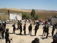 Des démolitions et un début d'émeute