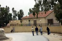 Les villageois descendent dans la rue