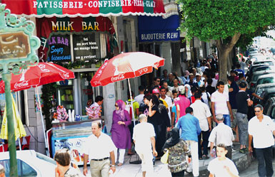 فيما ينتظر فتح جزء من شاطئ الرميلة خلال موسم الاصطياف تمديد ساعات فتح المحلات ليلا بالعاصمة