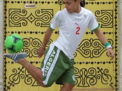 Yacine Azzouz : danse avec le ballon Sports : les autres articles