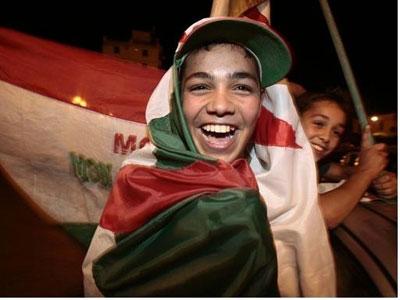 Et les Algériens sont fiers de vous ! De belles images de liesse après la victoire, de larmes de qualification