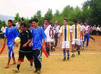 Le football pour briser la monotonie