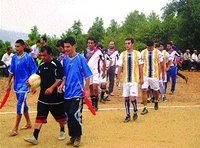 Le football pour briser la monotonie