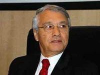 Chakib Khelil appréhende l'effondrement des prix du brut