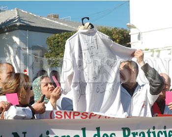 Les blouses blanches ne décolèrent pas ELLES ONT BATTU LE PAVE, HIER À BEJAIA