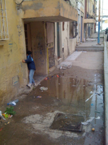 CITE DES 1006 LOGTS A SETIF : Eaux d'égout à l'entrée d'un immeuble