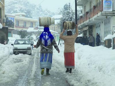 La Kabylie resserre ses liens ancestraux d'entraide Quoique la solidarité ne puisse pas remplacer l'Etat