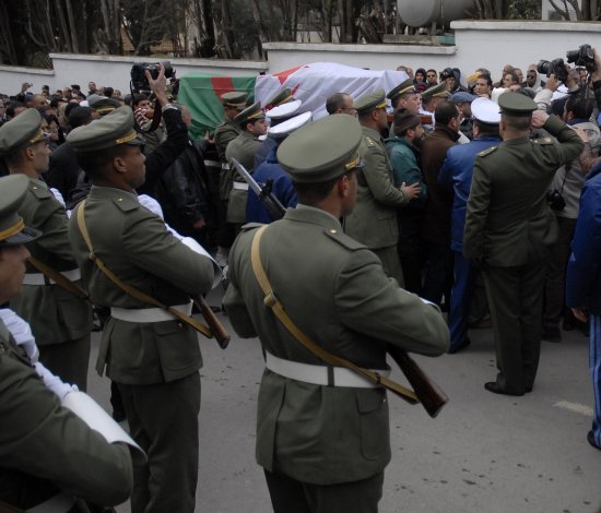 De hauts responsables de l'Armée et de la Sécurité ont assisté aux Funérailles officielles consacrées à Lamari Des protocoles militaires ont accompagné l'enterrement du défunt au cimetière de Ben Aknoun