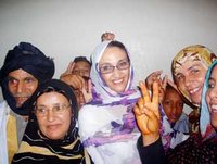 La police marocaine joint l'acte aux menaces du roi : Aminatou Haidar arrêtée à Laâyoune occupée