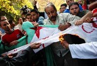 Des blessés et le drapeau algérien brûlé