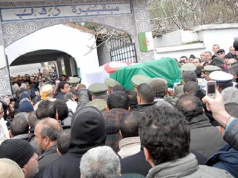 Le général Mohamed Lamari inhumé hier au cimetière de Ben Aknoun L'enterrement a eu lieu en présence des responsables du pouvoir