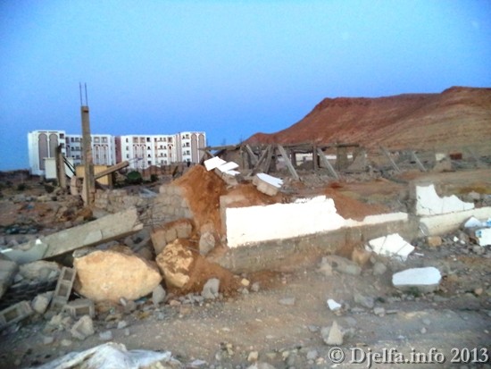 السلطات المحلية بمسعد تهدم البناءات الفوضوية بطريق تقرت فيما 