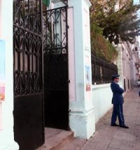 Des policiers assurent la sécurité des candidats et des centres