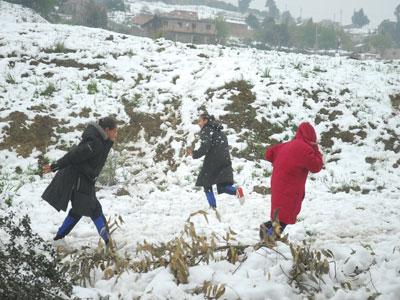 Des photos-souvenir dans la neige Un must à Khenchela
