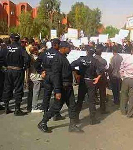 معطوبو الإرهاب يتجمهرون أمام مقر ولاية المدية