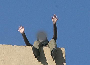 إعتصام عشرات من شاغلي محلات طريق الواد بمعسكر أحدهم حاول الانتحار برمي نفسه من فوق مبنى البلدية