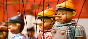 La Finlandaise, Maria Nykanen, à partir d' Aïn Témouchent : La marionnette s'adresse aussi bien à l'enfant qu'à l'adulte