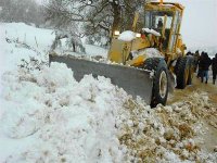 Les travaux de dégagement se poursuivent sur quinze axes routiers de sept wilayas (ministère)
