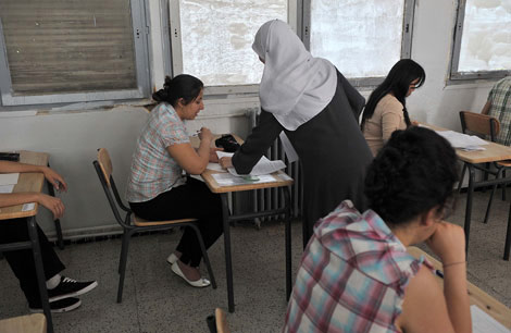 طالب يعتدي على أستاذة بسبب حراستها المشدّدة بغرداية