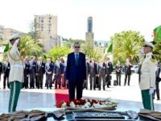 Erdogan se recueille à la mémoire des martyrs de la révolution