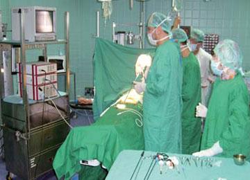 الأخطاء الطبية في الجزائر: قصور بشر أم قضاء وقدر؟ أصحاب البدلة البيضاء يرتكبون أخطاء طبية فادحة