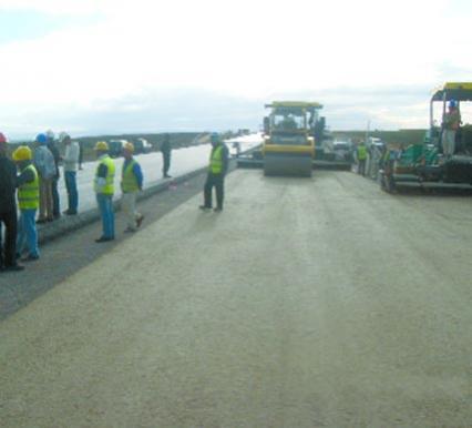 صعوبات التضاريس والتأخر في تحويل الشبكات ترهن تاريخ تسليم المشروع عوائق الطريق السريع في مساره بالطارف