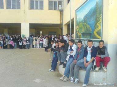 تلاميذ متوسطة 