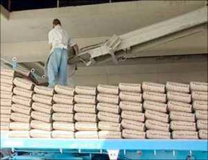 تجار مواد البناء بالشلف يشتكون من تقلص حصص الإسمنت يصطفون في طوابير طويلة أمام المصنع دون أن يتحصلوا على شيء..