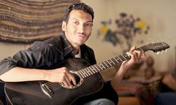 Bombino rend Tam hystérique 3E FESTIVAL INTERNATIONAL DES ARTS DE L'AHAGGAR, TIN HINAN-ABALESSA