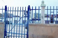 Gare routière de Yaghmoracen :  La porte principale fermée au public