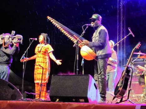 «Je ne suis pas sûr que les jeunes Touareg veuillent la guerre» Marée humaine pour Omar Moctar Bambino à Tamanrasset