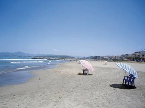 Plage Kotama : 500 DA pour une place au soleil Jijel : les autres articles