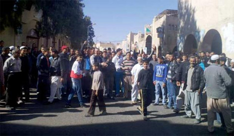 غرداية: شباب يحتجون أمام مقر بلدية المنيعة