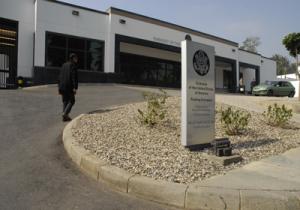 ‮''‬حلاق‮'' يبعث رسائل إلكترونية تهديدية لضرب مواقع هيئات نظامية عبر العالم هدّد بنسف سفارات أمريكا فرنسا وبلجيكا من الأغواط‮