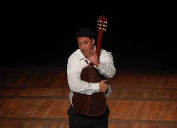 زموري يعرض «محمد في بلاد السراب» ببسكرة وسوق أهراس لمواصلة جولته عبر مسارح الوطن الجهوية