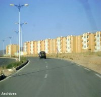 Sellal inspecte le projet de réalisation de 1.360 logements à Labiod Sidi Cheikh