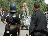 4 جرحى أثناء إخلاء السكنات المقتحمة بحي البدر