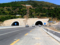 احتراق سيارة داخل نفق بالبويرة دون أن يخلف جرحى.. البويرة / منافذ النجدة مغلقة