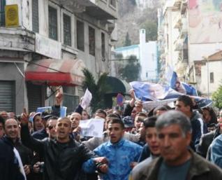 سكان العاصمة يقابلون سعيد سعدي بالبيض و المفرقعات رددوا 